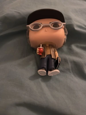 Funko Pop figur med glasögon och bok - Säljer en funko pop som inte säljs mer och är exklusiv 