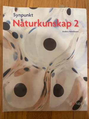 Synpunkt Naturkunskap 2 - Synpunkt Naturkunskap 2 av Anders Henriksson är en kursbok för gymnasiekursen Naturkunskap 2. Boken har ett abstrakt omslag i vitt, svart och beige med röda detaljer. Innehåller kapitel om vetenskap, universum, kemi, evolution och kroppen. Perfekt för gymnasiestudier.