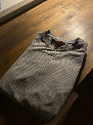 Onyx V3 grey - Hej jag säljer en äkta onyx v3 i bra skick, loggan sitter till hundra procent och tröjan har inga hål heller. Ända haken är lappen som har tvättats så många gånger. Om du är i storlek M så passar den fortfarande dig mycket bra!  Priset är distribuerat så kom med bud!  Mvh Elon 😊