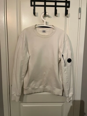 Vit sweatshirt från C.P. Company - Ser lite smutsig ut o grönaktig men det är bara ljuset. ÄKTA 
