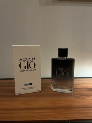 Acqua di Giò Parfum Giorgio Armani - Acqua di Giò Parfum från Giorgio Armani 125ml, nästintill helt ny, säljes då min pappa inte använder den längre. Vid frågor är det bara att höra av sig.