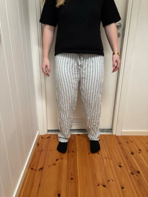 randiga pyjamas byxor  - raka långa randiga pyjamas byxor, jätte sköna, inte så stretchiga men sköna att bara gå hemma i 