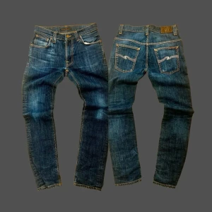 Nudie jeans - helt nya - Rikigt feta, nästan helt nya nudie jeans. Jeansen är alltså i nyskick utan några defekter så vitt jag vet. Jeansen är gjorda av material som gör att det skapas mer fade ju mer du använder de. Jeansen är i storlek 30/32! Bara att skriva vid frågor!