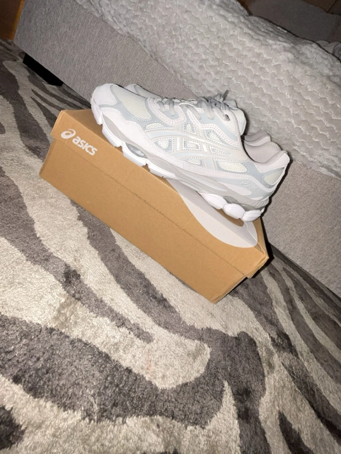 Vita ASICS sneakers med meshdetaljer