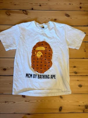 Bape x MCM T shirt - Bape x MCM t shirt. Storlek S. Använd fåtal gånger men är i väldigt bra skick. 