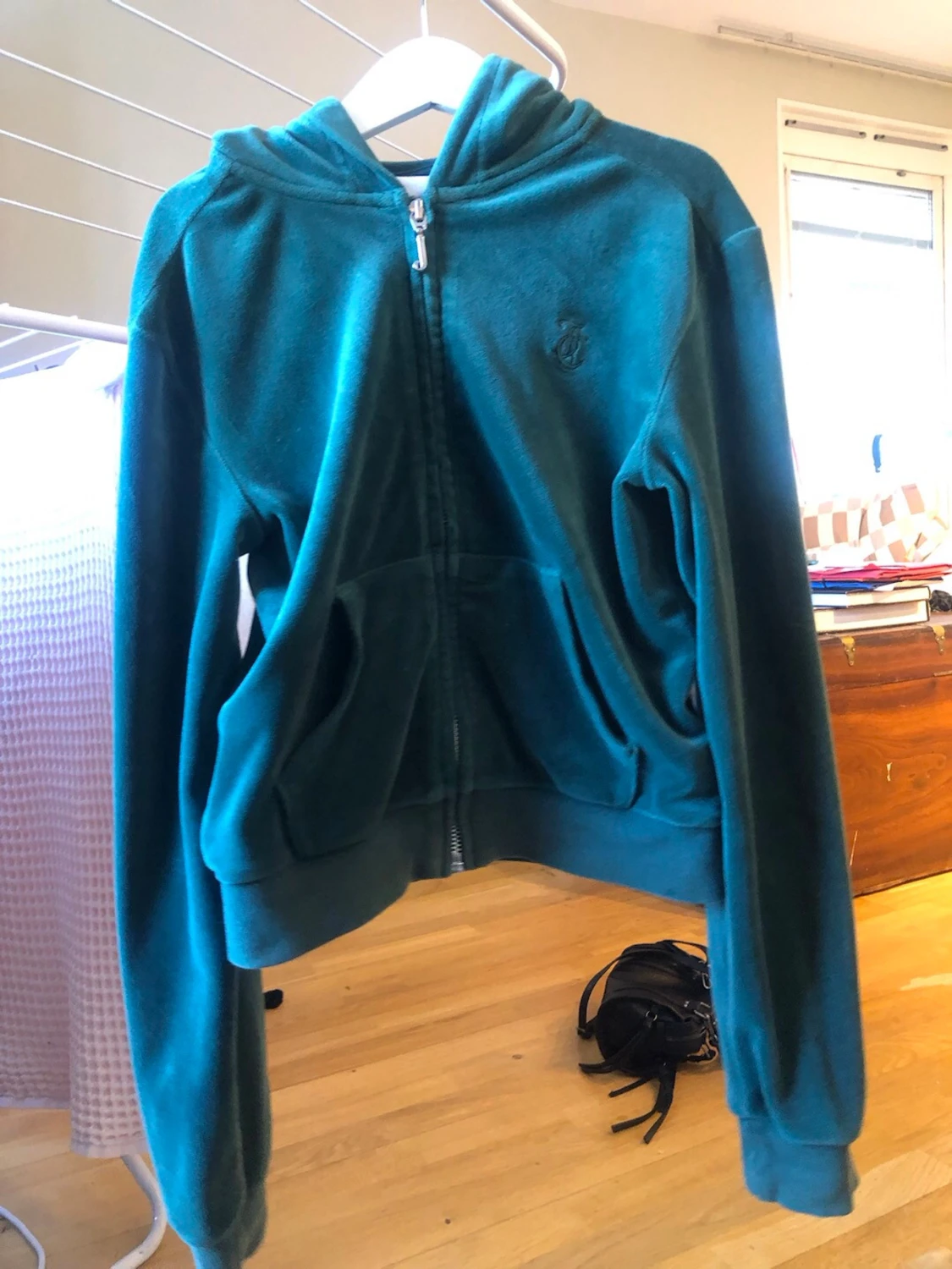 Grön tröja med dragkedja