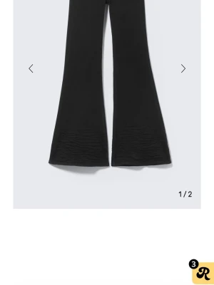 Trendiga weekday jeans!! - Säljer ett par svarta weekday jeansmed utsvängda ben och stretchigt material. De har en tight passform upptill och blir vidare nedtill för en snygg siluett. Perfekta att styla med oversized tröja eller hoodie.Storlek 29/32.   OBS: det är uppsydda några centimeter och passar mig perfekt som är ca 168 med skor☺️