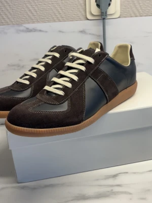 Maison Margiela Gats - Säljer dessa maison margiela gats.  Storlek 44! Helt nya!  Jätte bra kvalite och riktigt sköna samt snygga skor, passar i alla tillfällen med alla kläder. Finns såklart en anledning till det billigare priset