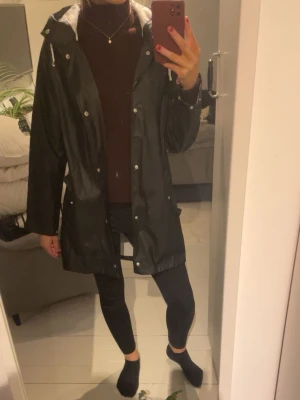 Regnjacka - Svart regnjacka med knappar ifrån lager 157