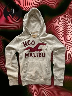 Vit Hollister Hoodie - Vit Hollister Hoodie | mycket bra skick | Size L | Längd: 68cm Axelbredd: 46cm Armlängd: 70cm | Modell, 178cm 60kg | Lägg endast bud med avsikt att köpa, inga fördröjning!