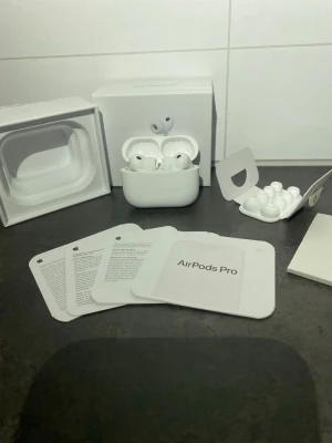 AirPods PRO 3🔥🔊 - Säljer dessa AirPods PRO 3 åt en vän. Riktigt bra skick och alla serienummer stämmer överens😊