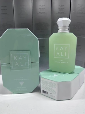 Kayali Yum Pistachio Gelato parfym - Kayali Yum Pistachio Gelato 33 är en parfym i en stilren, ljusgrön flaska med vit, multifacetterad kork. Flaskan har en modern, oktagonal form och matchande grön förpackning. Doften är inspirerad av pistageglass och har en lyxig känsla.