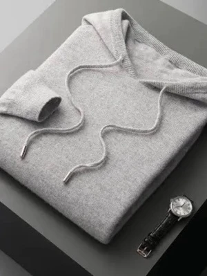 Ljusgrå stickad polotröja - Snygg ljusgrå stickad polotröja med klassisk design. Tröjan har en hög krage och är tillverkad i mjukt material som passar perfekt för kyligare dagar. 