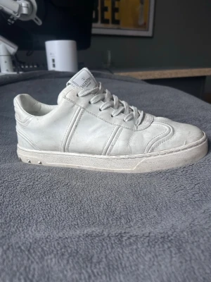 Valentino Flycrews - Tja säljer dessa feta flycrews. Riktigt snygga och nice nu till våren. 1 nit borta på högra skon.