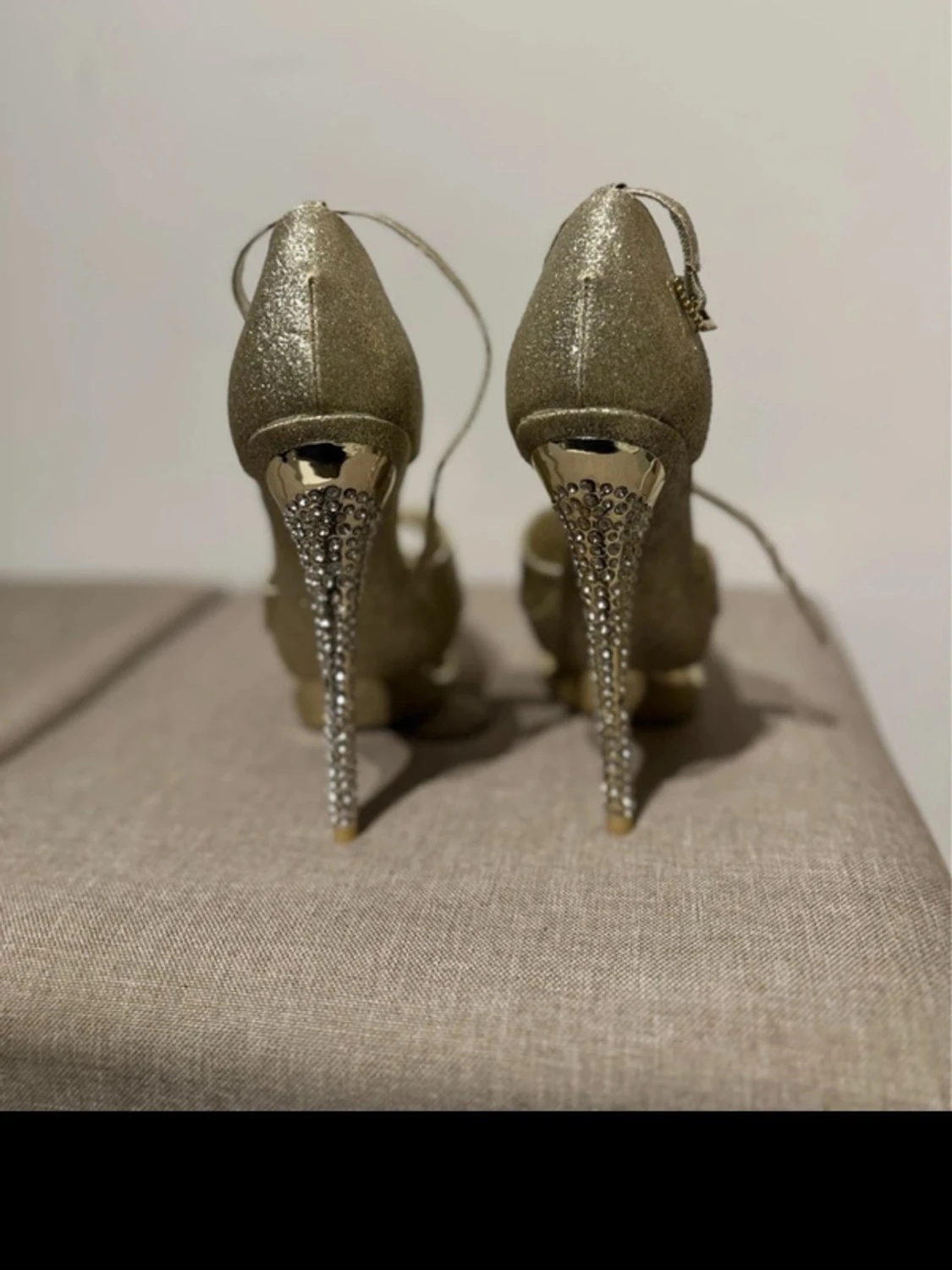 Glittriga guldfärgade pumps med rem - 3