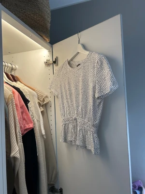 Zara prickig topp - Superfin T-shirt/topp från Zara med prickar. Storlek S och bra skick💕