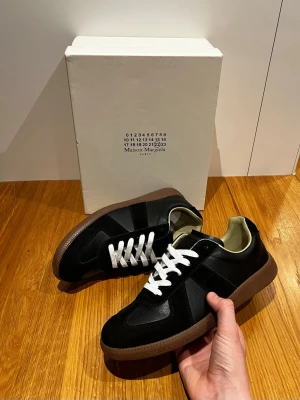 Maison Margiela GAT - Ett mar Margiela skor som använts en dag. Skorna har inga defekter osv. Ni förstår nog varför priset är så lågt… Kontakta mig ifall ni har frågor😃
