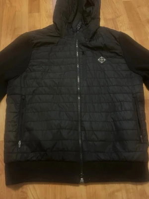 Svart J Lindberg cardigan - Svart J Lindberg cardigan i storlek M, jackan är i bra skick och är perfekt till vår och hösten.