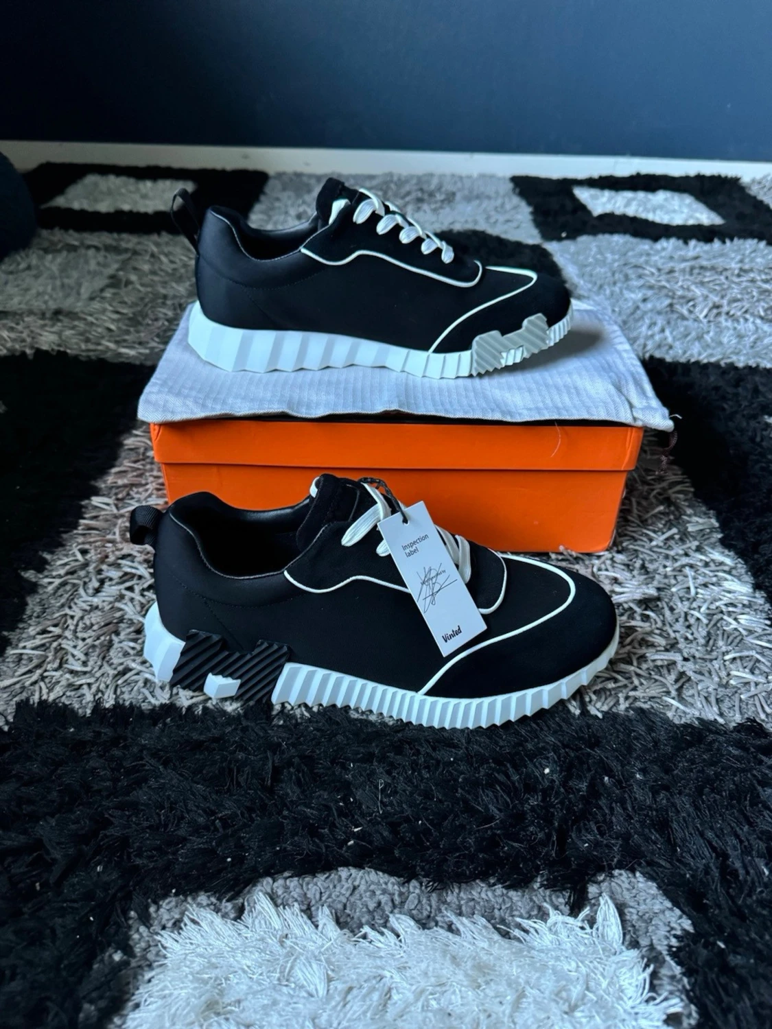 Svarta sneakers med vit sula