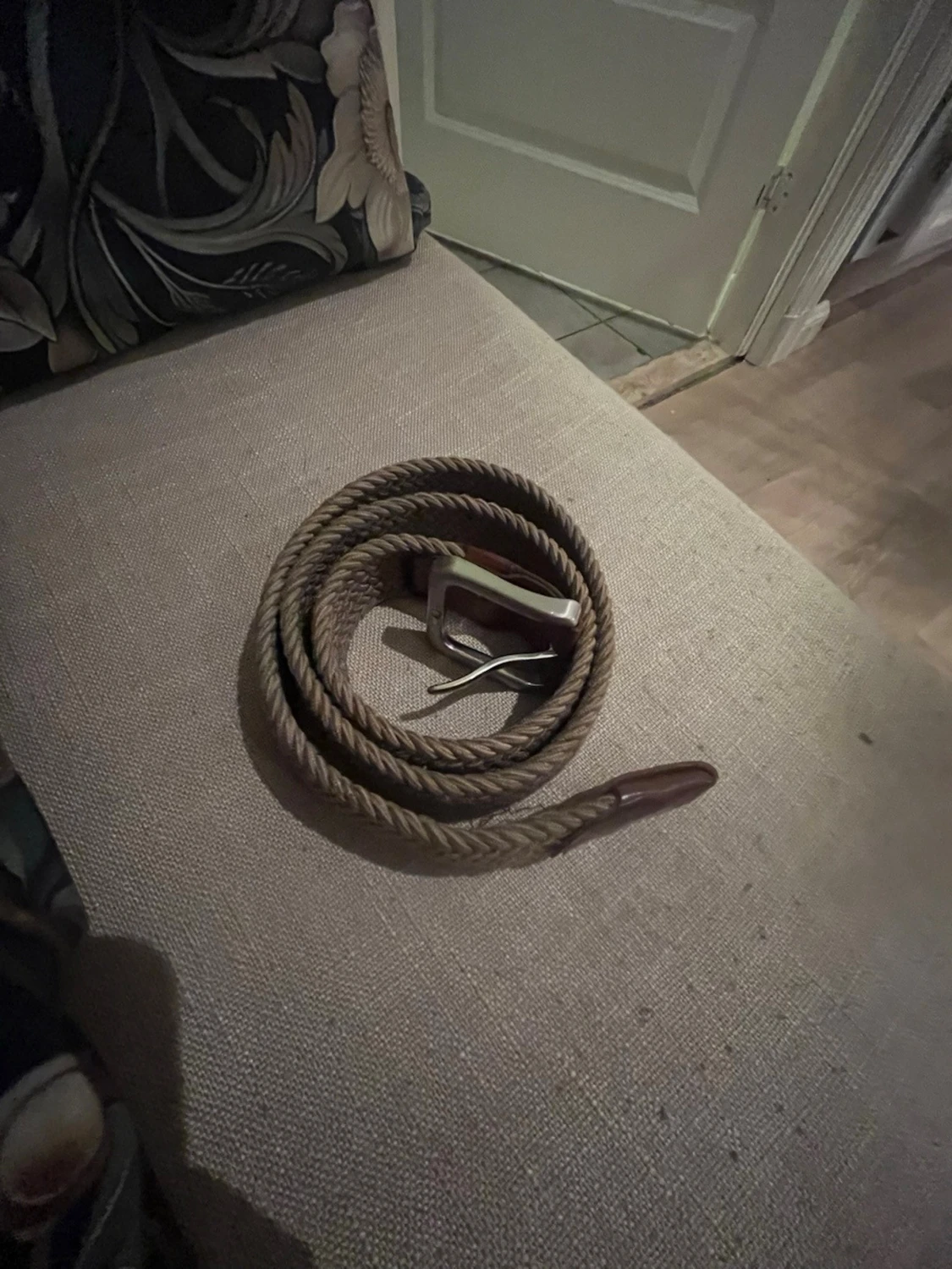 Brunt flätat bälte med skinn-detaljer