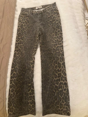 Leopardmönstrade jeans Sofie Schnoor - Snygga leopardmönstrade jeans från Sofie Schnoor. Byxorna har raka ben, klassisk femficksmodell och är i ett mjukt denimtyg. Perfekta för dig som vill sticka ut med ett djurmönster i garderoben.