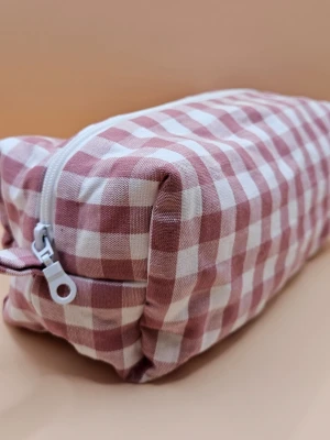 Gammelrosa necessär  - Egensydd necessär i bomullstyg och med dragkedja. Mäter 22x12x8cm 🌸