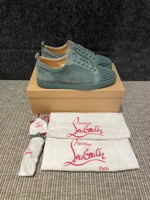 Christian Louboutin skor  - Hej, säljer nu dessa svin snygga Loubs skor. Skorna är i grymt skick! Begränsat antal boxar och dustbag. Hör av dig vid frågor. 