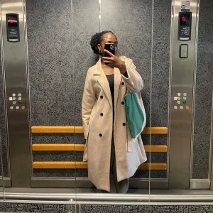 Beige kappa - Säljer den 250kr. Snygg beige kappa med dubbelknäppning och klassisk krage. Perfekt för kyligare dagar och ger en stilren look. Passar bra till både vardag och mer uppklädda tillfällen. Jag är 170 cm och den går till min vader. 