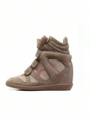 Beige Isabel Marant wedge sneakers - Säljer ett par beige wedge sneakers från Isabel Marant med högt skaft och kardborreband. Skorna är gjorda i mocka och har en dold kilklack för extra höjd. Snygg och unik design som sticker ut i mängden. Ny pris e 3900