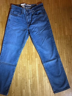 Levi’s 724 High-Rise Straight – Vintage Stretch - ✨ Helt nya jeans – aldrig använda ✨ Säljer ett par stilrena Levi’s 724 High-Rise Straight i klassisk blå vintage-tvätt. Jeans med hög midja och raka ben som ger en snygg och tidlös passform. Tillverkade i Levi’s Vintage Stretch-denim, vilket gör dem både bekväma och följsamma samtidigt som de håller formen. Perfekta till både vardag och mer uppklädda outfits 👖 Nypris i butik är 1349 kr – säljs nu för 599 kr. ✔️ Helt nya ✔️ Original Levi’s ✔️ Klassisk model 