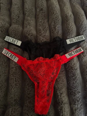 Två spets-trosor från Victoria's Secret - Allt i nytt skick o platsen är på. Storlek M men passar även S🤩🤩