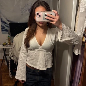 Vit topp med v-ringning och knytning - Vit långärmad topp med knytning där bak från Gina Tricot! 🤍