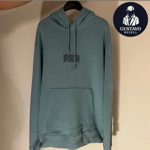 Helmut Lang Hoodie - Tja, säljer denna extremt snygga och exklusiva hoodie från Helmut Lang. Storlek M. Extremt fint skick utan defekter. Nypris runt 4000 kr. Tveka inte på att ställa frågor! 🤝