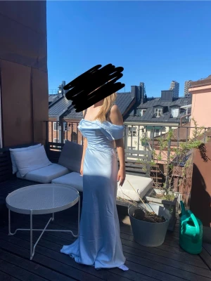 Balklänning ljusblå - Elegant ljusblå långklänning med offshoulder-design och draperad överdel. Från asos! Klänningen har en figurnära passform och faller snyggt längs kroppen. Perfekt för speciella tillfällen där du vill känna dig extra fin. Pris kan diskuteras!