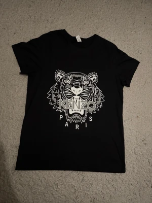 Svart Kenzo t-shirt med tigertryck - Helt ny aldrig använd. Storlek S