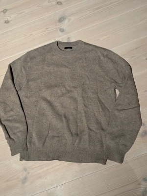 Beige stickad tröja med rund hals från Massimo dutti  - Tröjan är från Massimo dutti, lapp om storlek saknas men den passar som en S/XS. Det är en stilren beige stickad tröja med rund halsringning och ribbade muddar vid ärmslut och nederkant. Perfekt för lager på lager och passar till det mesta i garderoben. Mjuk och skön känsla. 