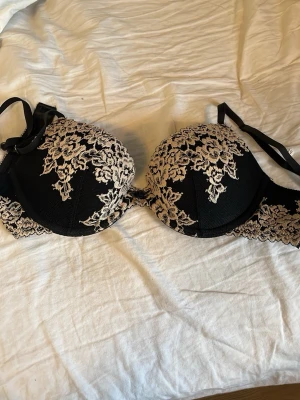  ( dupe på intimissimi bh) - Snygg svart bh som liknar den från intimissimi i storlek 70b den är nästan helt ny