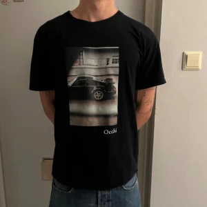 Svart Occhi t-shirt  - Skön Tisha med Tryck! Tröjan är lite sliten på trycket men annars i bra skick. Storlek M. Killen på bilden är 180, 65 pannor! Skrih vid frågor!! 