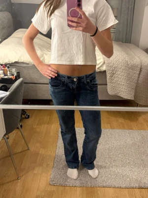 Lågmidjade jeans - Säljer ett par blå bootcut jeans från LTB med klassisk femficksmodell och låg midja . Perfekta för en avslappnad och trendig lock Storlek är W 26 och L 30