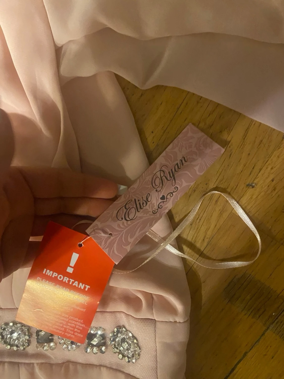 Ljusrosa långklänning med pärldetaljer - 3