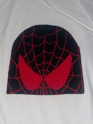 Svart spiderman mössa  - Spiderman mössa nyskick 