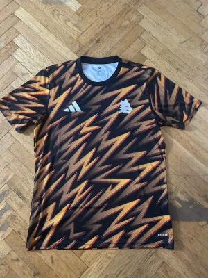 AS Roma fan’s edition  - Roma fotbollströja, fans limited edition. Perfekt för både vår och sommar, passar att ha själv eller är en perfekt present för kommande högtider! Pris går att förhandla! 