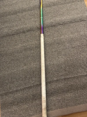 Innebandyklubba Unihoc pro light 26 + grepplinda - Säljer en innebandyklubba efter att ha slutat spelat. Den är använd i en säsong men är inte skadad förutom lite repig på bladet. Det tillkommer även en grepplinda för den nuvarande är ganska dåligt skick. Det är en left klubba.