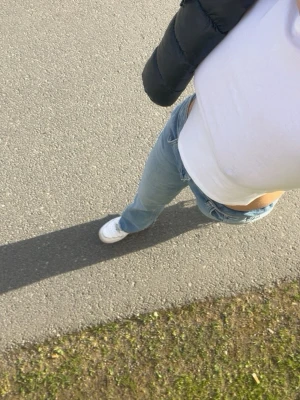 Low waist bootcut jeans - Säljer mina absoluta favorit jeans då dom ej kommer till användning längre, blå tvätt med låg midja och bootcut, slitningar vid fötterna, superfint skick fortfarande 😇 L32 W28 