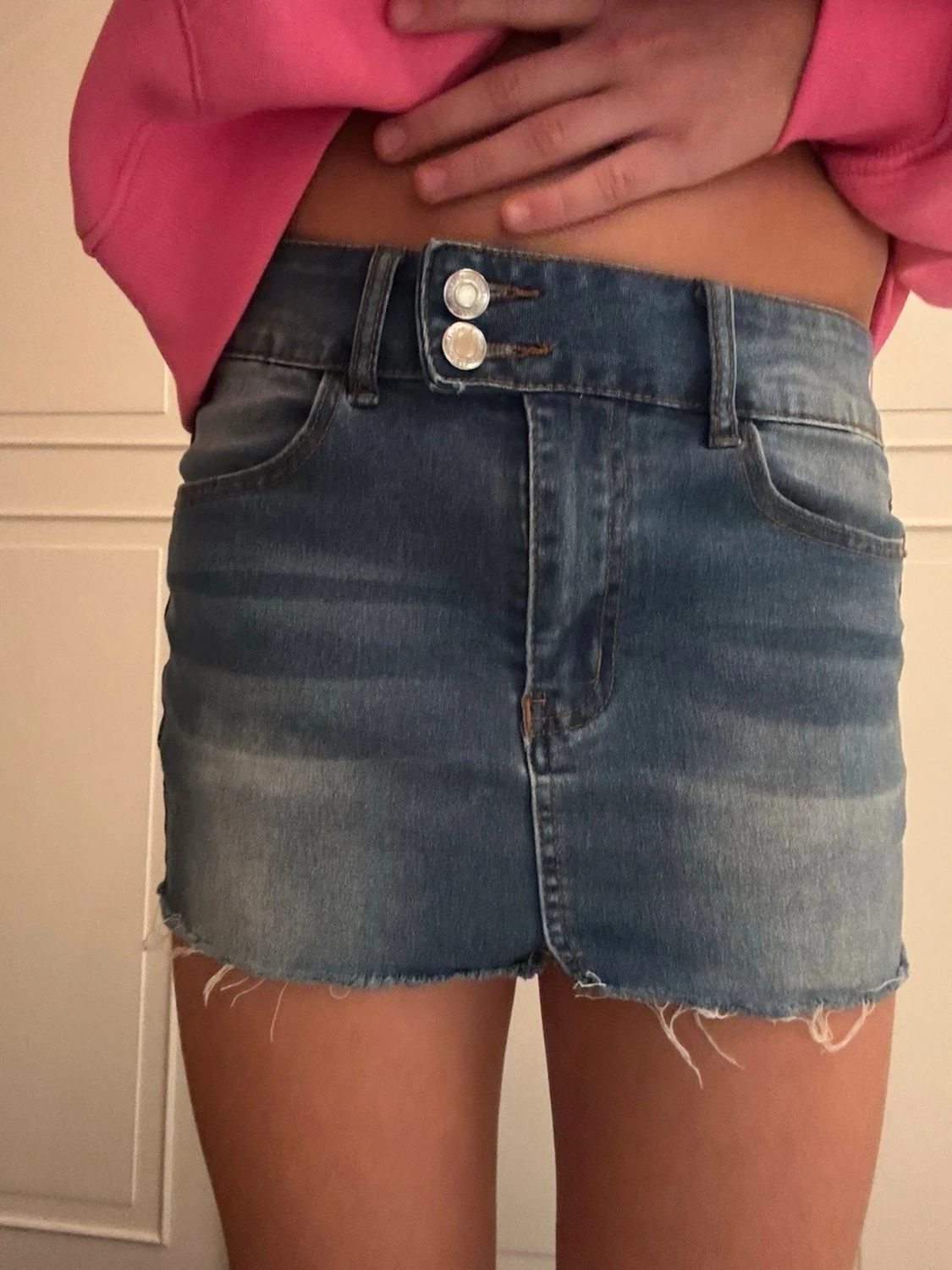 Blå jeanskjol med rå kant