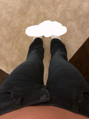 Mörkblå jeans från LTB - Snygga mörkblå jeans från LTB med klassisk femficksdesign och smal passform. Jeansen har en låg midja och är tillverkade i stretchigt denimtyg för extra komfort. Perfekta för en trendig och avslappnad look.