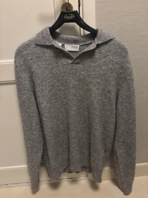 Långärmad piké  - Riktigt snygg grå stickad långärmad piké från selected home. Den är i storlek L men skulle säga att den sitter mer som M/L, och är utan defekter.