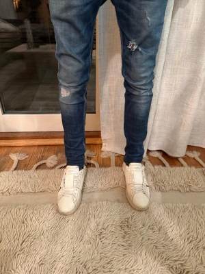 Valentino skor  - Tjabba! Säljer nu dessa valentino skor i storlek 42! Dom är perfekta nu ingför våren/sommaren! Dom är i ett okej skick 7/10, inga defekter men skulle behöva en tvätt! Om ni har några tankar eller funderingar så är det bara att hör av sig!😁