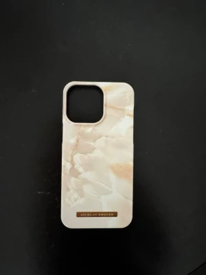 iphone 15 pro max skal - Rosa marmor skal från ideal of sweden som passar iphone 15 pro max! Jag råkade köpa fel så det finns inga defekter eller liknande!