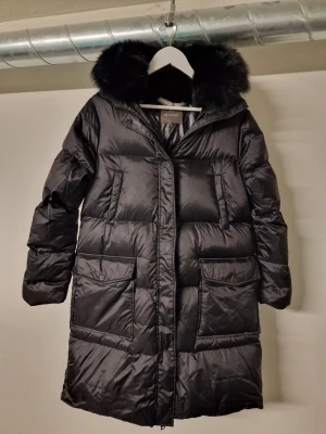 Hetrego Volpe dunjacka Dam  - Hetrego Vompe dam jacka i storlek 42 Fin och fräsh i ny skick använd 3-4gånger Nypris 5299kr